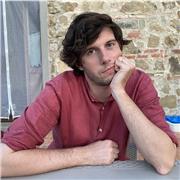 Laureando in lettere moderne, offre lezioni di Letteratura Italiana, Storia, Storia dell’arte e Musica, per medie e superiori